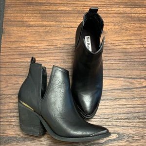 Pointed toe ankle boots.
